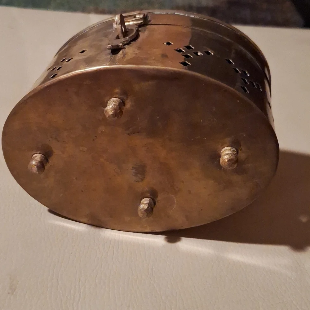 Vintage brass cricket box top handle pierced sides hinged lid decor - Picture 3 of 15